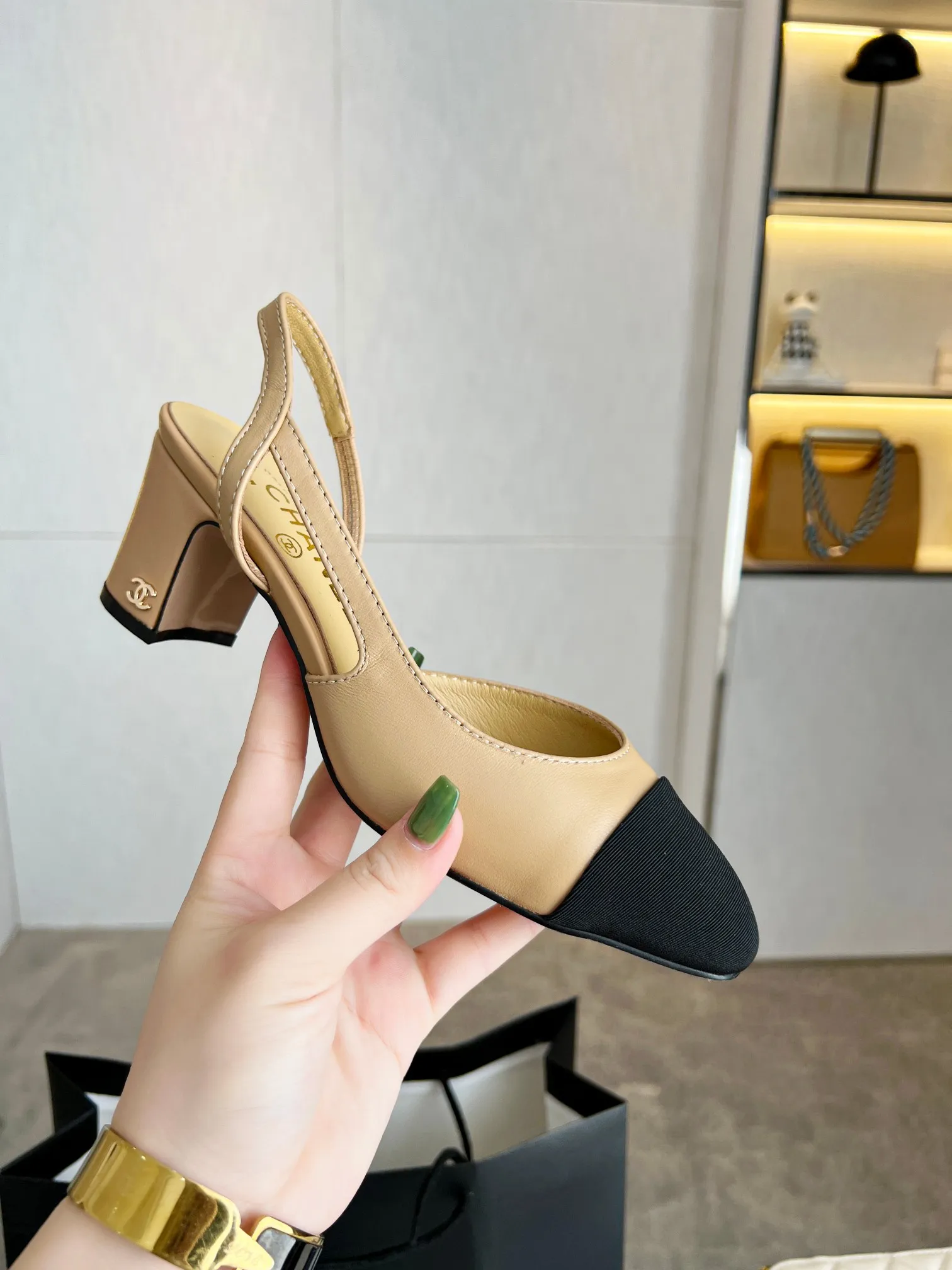 👟👟Ex-factory price 480👟👟 Women's Shoes Factory Women's Shoes Women's Clothing Women's Shoes Factory Chanel classic hot style, 2023 early spring CHANEL official website synchronizes the latest spring sandals 😍High quality ✔ ⚡😍, very versatile and delicate on the feet 😘 Internet celebrity street style. & Size: 35–40, made of sheepskin, high-quality fabric, sheepskin lining inside the feet, heel height 6cm, leather outsole